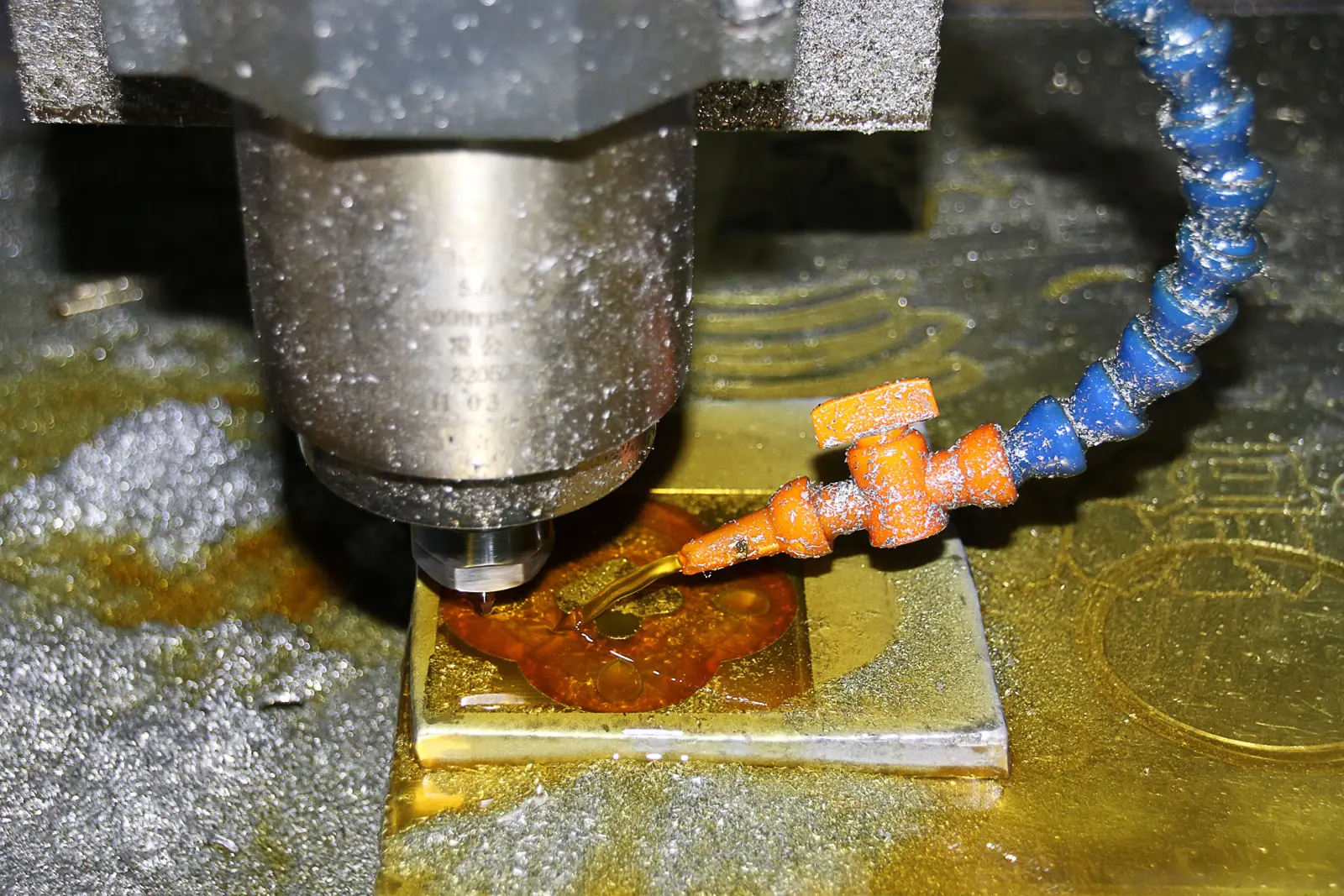 Fresadora CNC maquinando una pieza metálica con refrigerante
